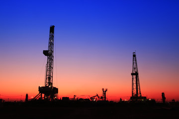 Obraz premium The silhouette of oilfield derrick