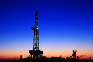 Obraz premium In the evening of oilfield derrick