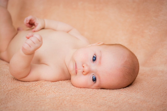 новорожденный лежит на спине поясной портрет