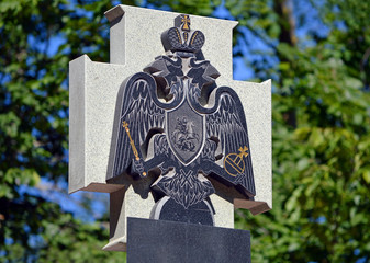 Двуглавый орёл на византийском кресте с опущенными крыльями, венчающий обелиск - obrazy, fototapety, plakaty