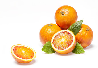 Apfelsine aufgeschnitten auf weissem Hintergrund