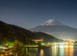 Fototapeta na wymiar Fuji mountain under cloudy sky with lake