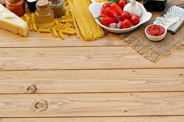 Pasta Zutaten auf Holzhintergrund
