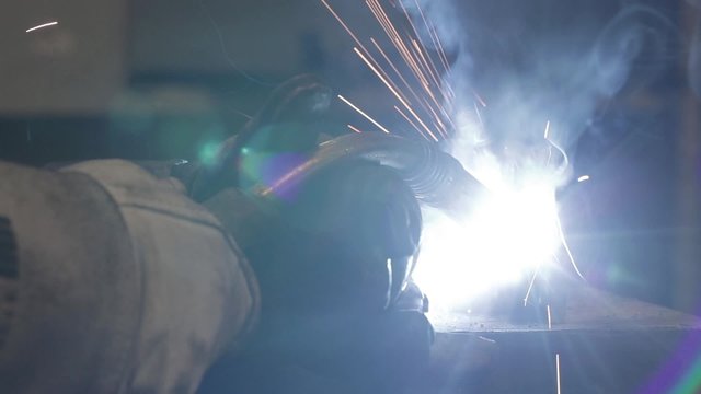 Ouvrier en train de souder pi&egrave;ce metallique