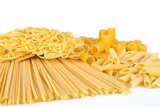 Pasta su sfondo bianco