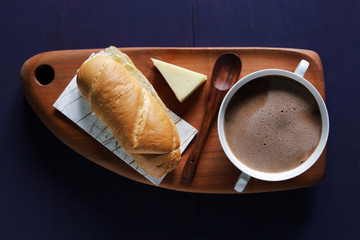 Chocolat chaud colombien avec sandwich au fromage et au beurre
