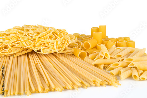 Pasta su sfondo bianco