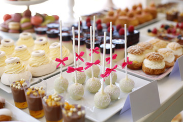 Desserts op tafel tijdens een ceremonie