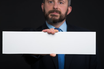 businessmann präsentiert leeres schild