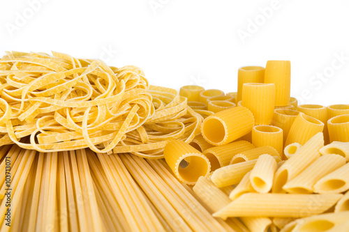 Pasta su sfondo bianco