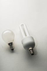 due lampadine a confronto su sfondo bianco 