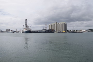 Fototapeta na wymiar Zone portuaire industrielle de Port Louis à l'Ile Maurice
