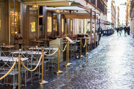 Esterno di un caff&egrave; ristorante a Roma dopo la pioggia