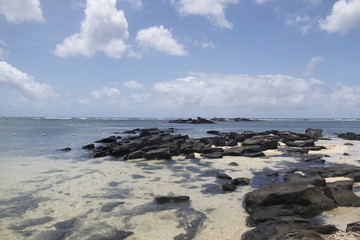 Fototapeta na wymiar Rochers sur une plage à l'Ile Maurice