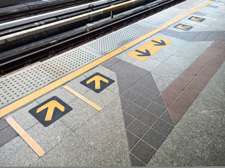 yellow line mind the gap before entrance train