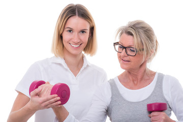 seniorin bekommt übungen mit der hantel gezeigt