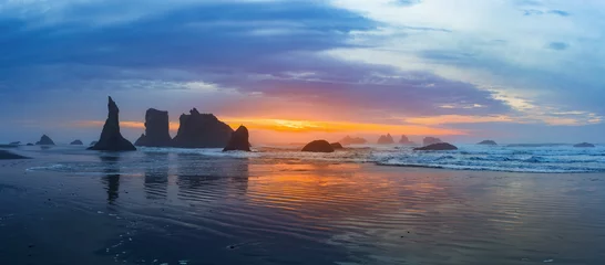 Crédence de cuisine en verre imprimé Eau Panorama du coucher du soleil à Bandon Beach sur l& 39 océan Pacifique avec des réflexions sur le sable mouillé, Bandon, Oregon