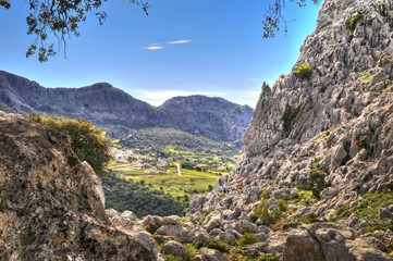 paisaje de montaña. pueblo de montaña en hdr.