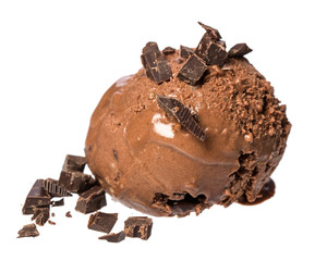 Schokoladeneiskugel mit Schokostückchen