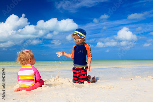 дети девочка мальчик песок игра без смс
