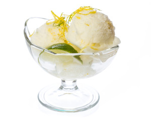 Eis: Sorbet mit Zitrone vor weißem Hintergrund - obrazy, fototapety, plakaty