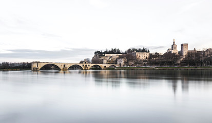 Fototapeta premium Pont d'avignon et palais des papes vues depuis le rhône