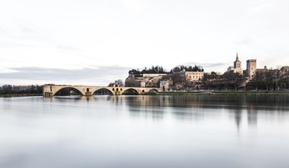 Pont d'avignon et palais des papes vues depuis le rhône