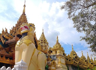 Entrance another side of Shwedagon pagoda 