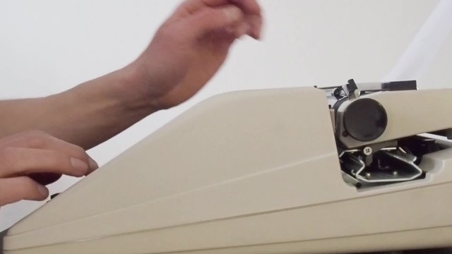 Gesch&auml;ftsmann an einer alten mechanischen Schreibmaschine