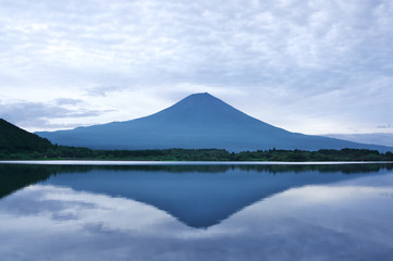 早朝の田貫湖と富士山