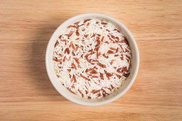 Obraz na płótnie Canvas bowl of brown rice on the wood background
