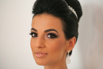 Naklejka premium Gorgeous bride getting professional makeup on wedding day