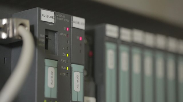 Branchement &eacute;lectronique baie de r&eacute;seaux informatiques