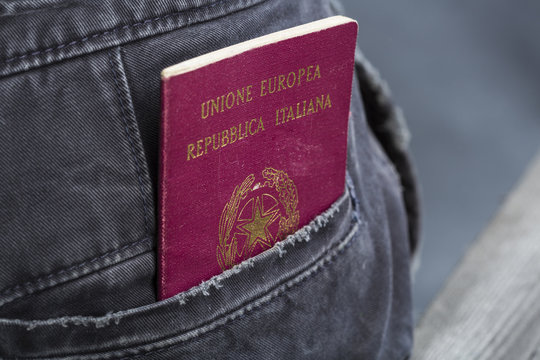 Passaporto dentro la tasca posteriore di un vecchio jeans