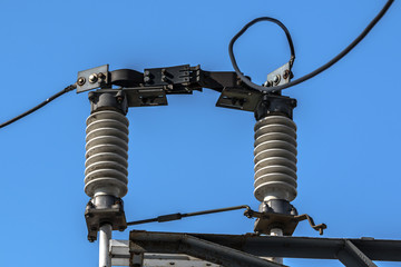 high-voltage insulators electric current
