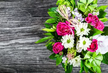 Lichtdoorlatende rolgordijnen zonder boren Gerbera wedding bouquet with roses and white gerberas on an old wooden t