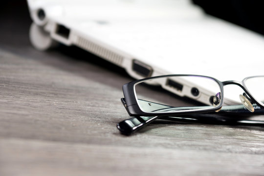 Laptop auf einem B&uuml;rotisch