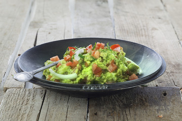 schwarze schale mit Guacamole