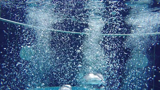 Unterwasser im Whirlpool | Schwimmbad | Freibad