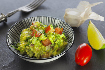 guacamole in einer  schale mit zutaten