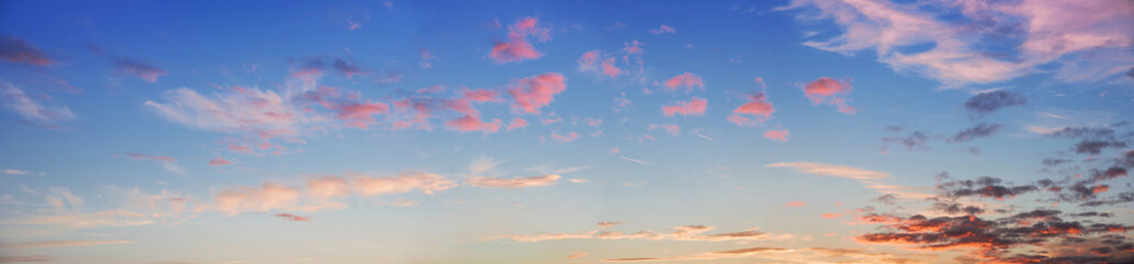 Naklejka na ściany i meble Panoramaformat Abendhimmel mit rosa Wolken