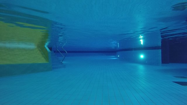 Unterwasser im Schwimmbad