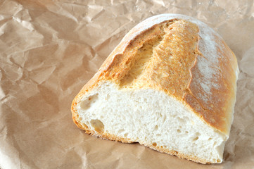 mezzo filone di pane fresco con crosta dorata  e morbida mollica