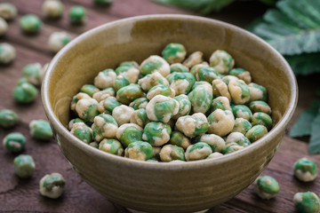 Crispy green peas in bowl