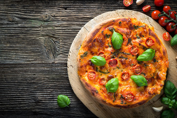 huisgemaakte pizza margherita met mozzarella, basilicum en tomaten