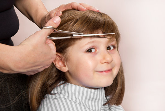bambina sorridente dal parrucchiere