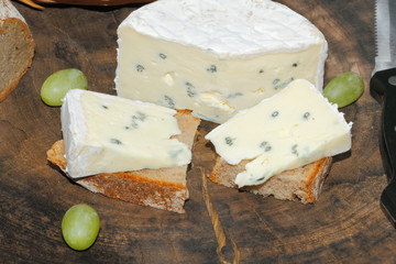 Blauschimmelkäse, Brot, Weintrauben