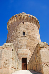 Fototapeta na wymiar Mallorca, Isole Baleari, Spagna: la torre del Castello di Bellver, a 3 chilometri da Palma. Il castello in stile gotico costruito nel XIV secolo è uno dei pochi castelli a pianta circolare in Europa