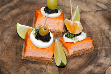 Geräuchertes Lachsfilet,Toast, Ei, Dill, Orange, Kaviar, Limone,