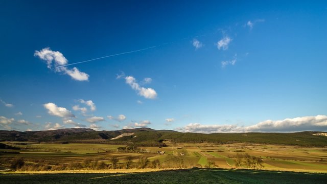 wolken und schoene gruene berge zeitraffer